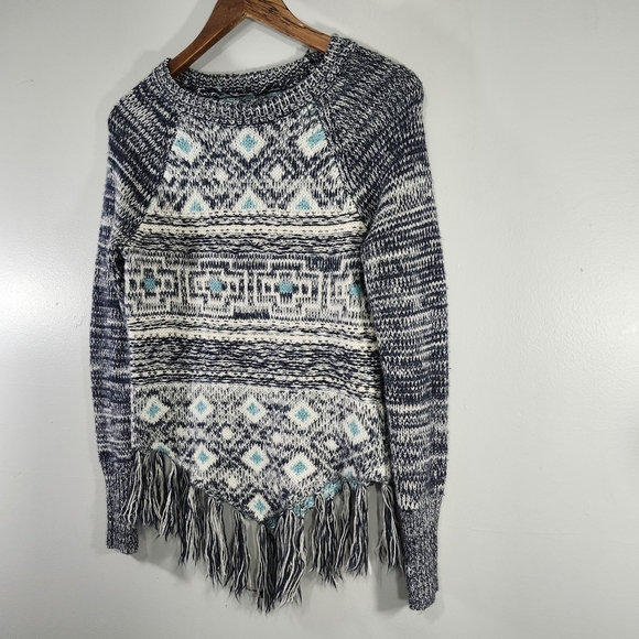 Hollister size small tasseled bottom hem sweater - Picture 3 of 8